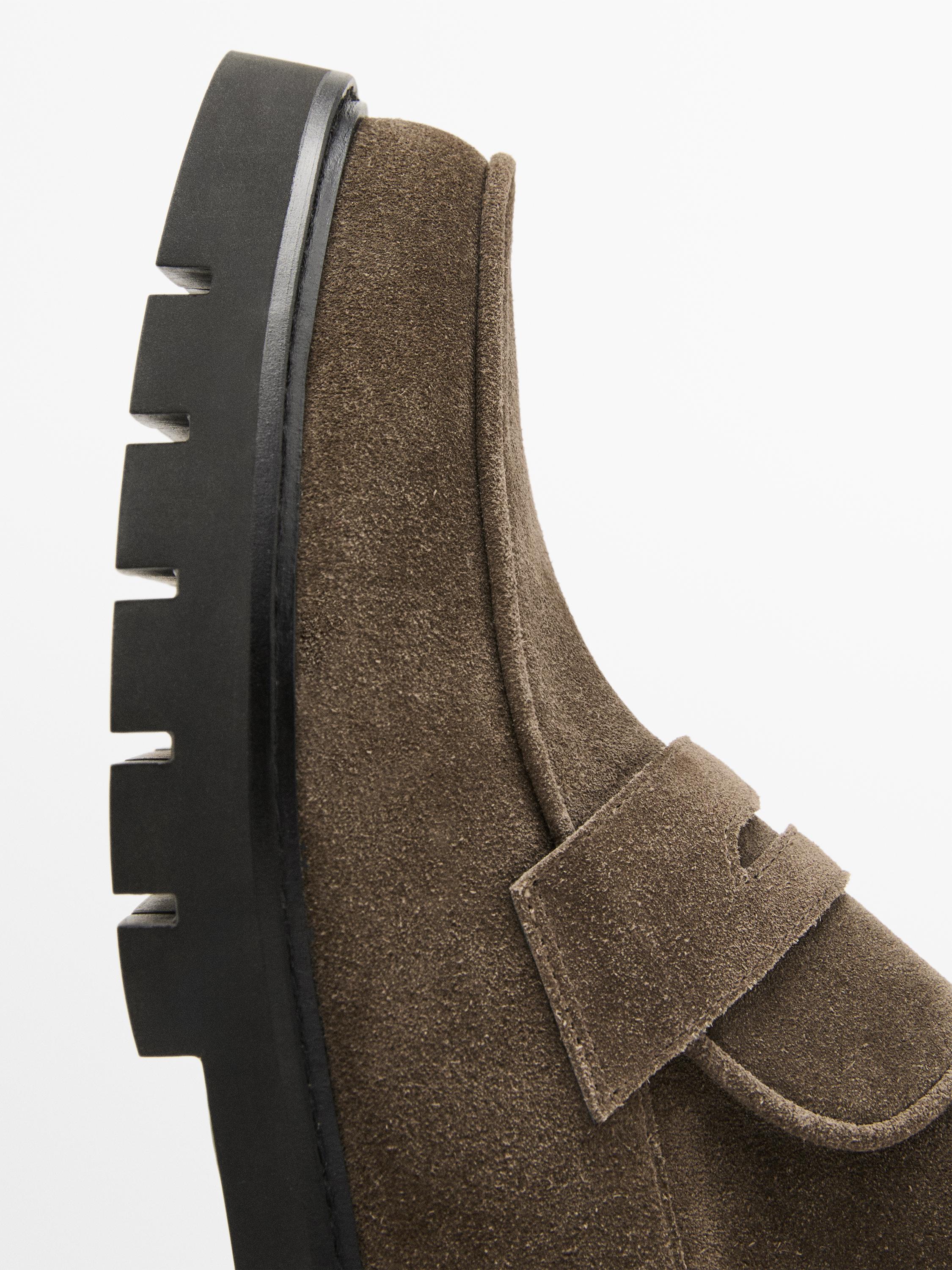 Track sole flat ankle boots